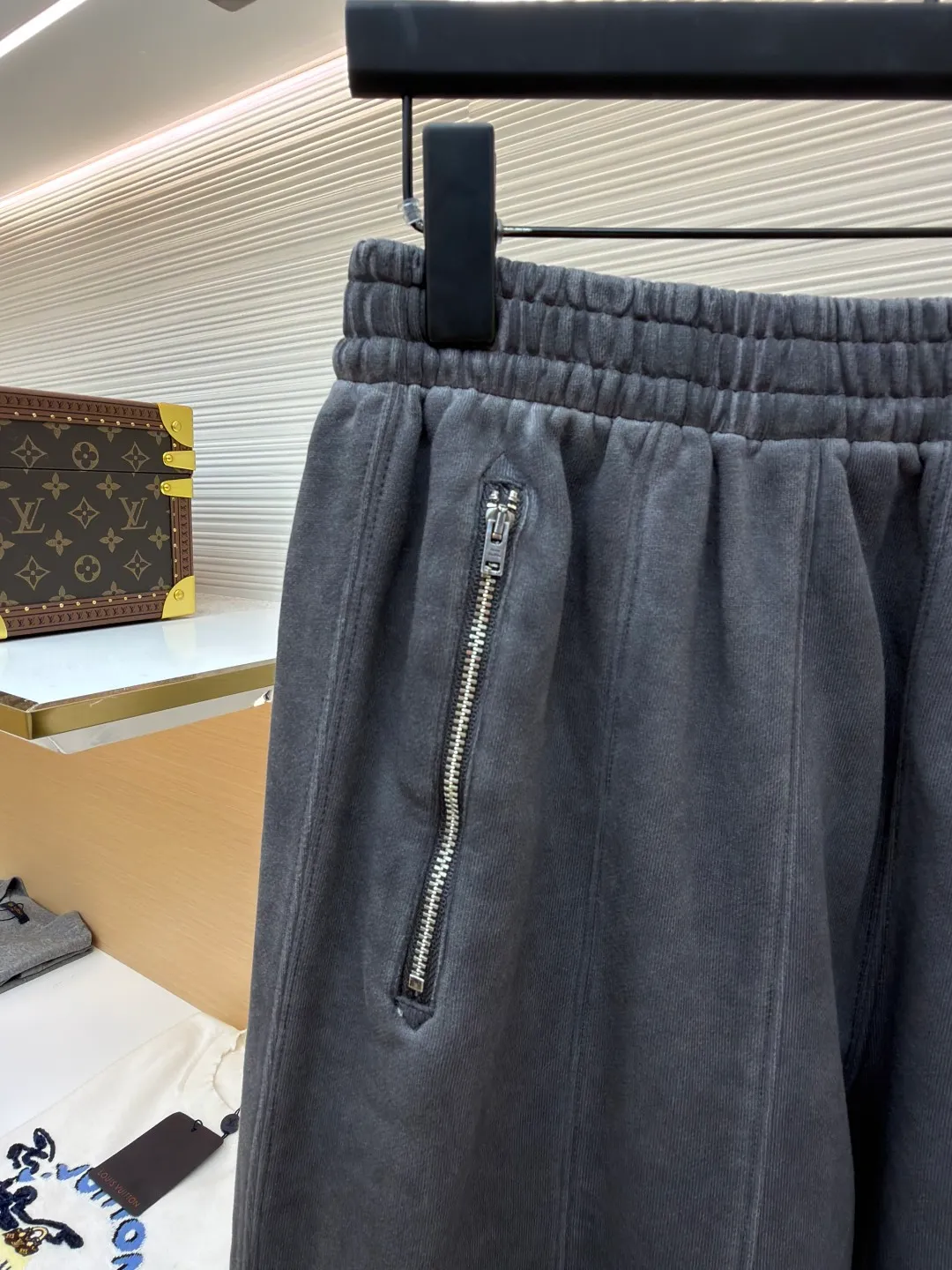 Acne Studios distressed logo trousers ●Original version: purchased and developed for 5500 ●Item number: 1682336-B10 ●Fabric: cloud velvet fabric ●Technology: made by ancient stone grinding ●Color: gray ●Version: loose version ●Weight: about 725 grams ●Size: The restrained aesthetics of cool tones sublimates dressing into a tonal narrative. The Acne Studios logo is embedded in the front of the trouser legs with a hidden edge, making the logo an invisible medal. It is based on the rhythm of the body. Irregular three-dimensional pleats are carved on the trousers, and the layering is full. It blooms proudly like a work of art and becomes the leader of fashion trends. Infrared positioning heat transfer process. Infrared positioning Acne Studios logo pattern for more precise positioning. Use heat transfer materials for processing. The fabric is baked to fix the printed pattern. It is firm and durable and beautiful. The ancient method of stone grinding + hand-wrinkling uses natural pumice and biological enzymes to repeatedly rub the trousers to simulate the natural fading effect of wear and tear. The irregular three-dimensional pleats are formed by hand-wrinkling, and the washing and coloring process are used to make the clothes old. The special desizing agent is preferred, and then the fabric is soaked in it to be evenly sized. After desizing, it is finally rinsed. The workmanship is extremely complicated and the loss is high. The overall wiring is straight and delicate, the fabric is comfortable and soft, and the color is consistent without color difference. It can be matched with the same style to create a fashionable look and control various occasions. Customized accessories, complete with three standards, same style for men and women!